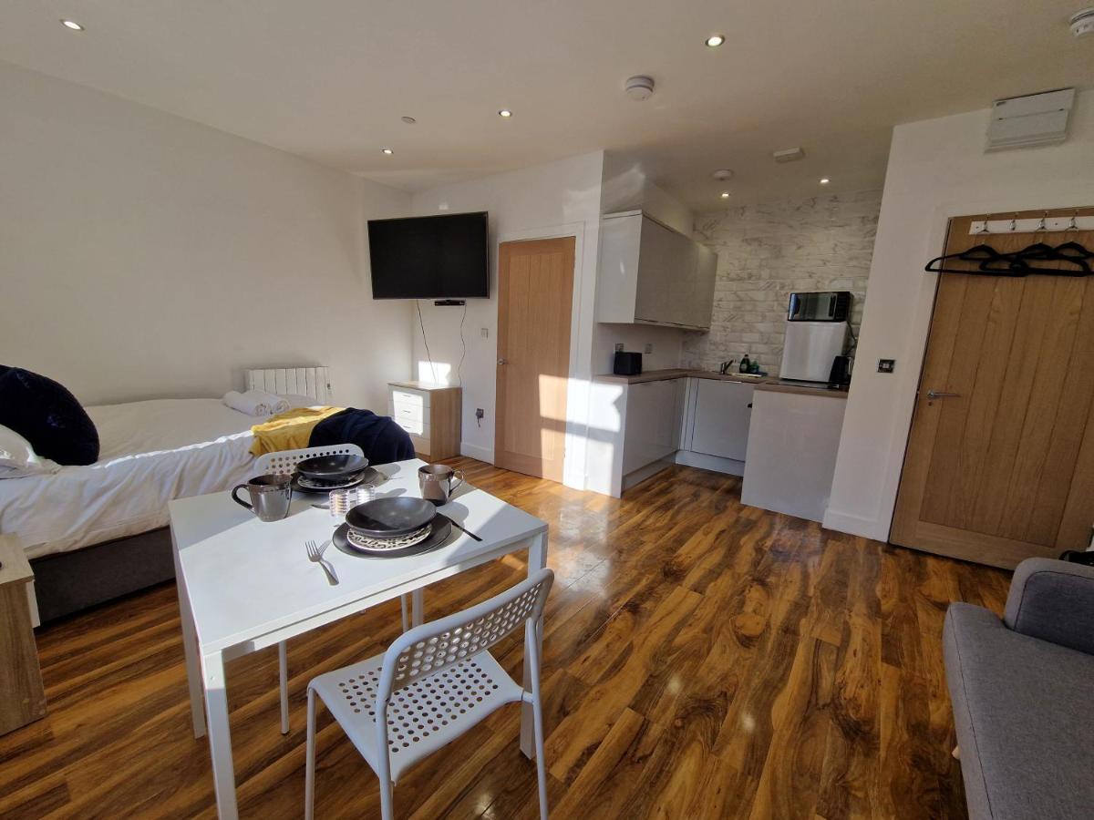 Flat 5. Modern Studio Apartment, Tynte Hotel, Mountain Ash Quakers Yard Buitenkant foto