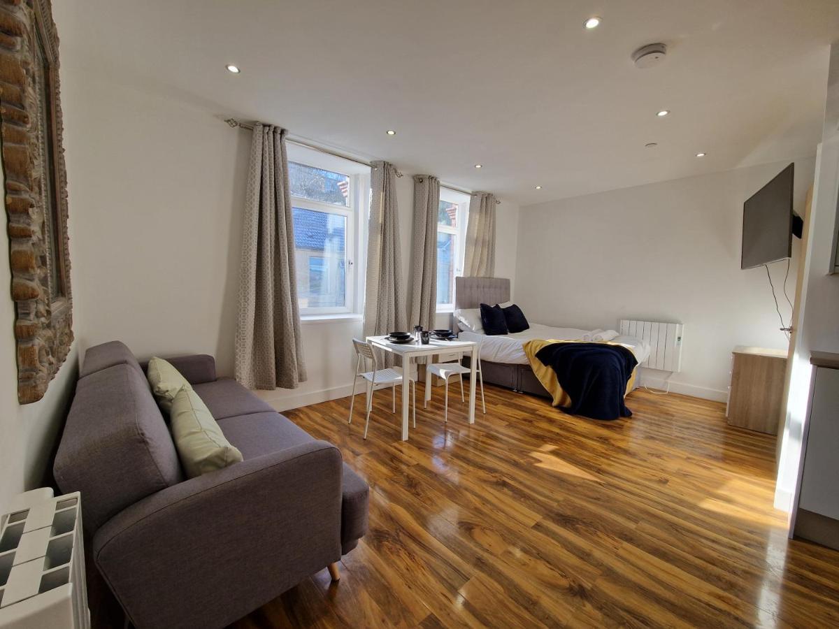 Flat 5. Modern Studio Apartment, Tynte Hotel, Mountain Ash Quakers Yard Buitenkant foto